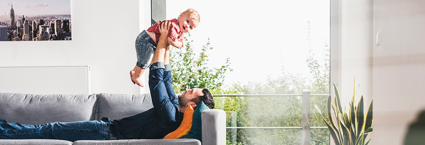 Père et son enfant à la maison